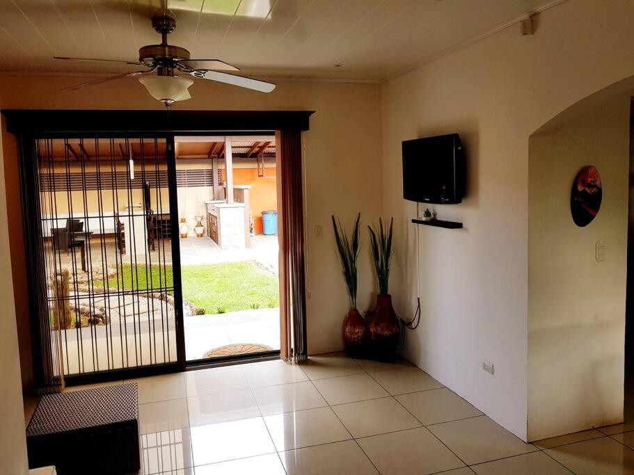 Elegant Villa In La Fortuna With Spacious Backyard Plus Very Private Pool & Parking Extérieur photo